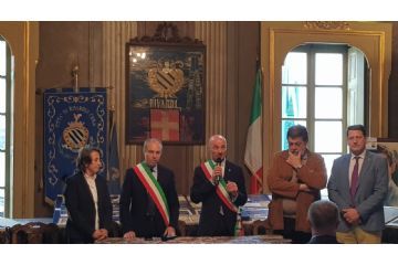 Presso la Sala consiliare di Rivarolo Canavese, il 13 aprile 2019 è stato firmato l'atto di gemellaggio tra Rivarolo Canavese e Ginestra degli Schiavoni. Da sinistra: per Ginestra degli Schiavoni, la vicesindaco Edi Barile, il sindaco Zaccaria Spina, per Rivarolo Canavese il sindaco Alberto Rostagno, il vicesindaco Edoardo Gaetano e il consigliere Michele Nastro